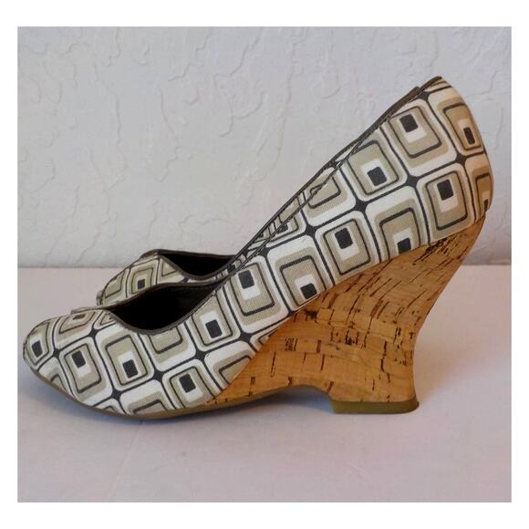 Kenneth Cole Reaction Brown Wedge Pumps Women Size 6M Peep Toe Squares Patterns - Picture 2 of 13
